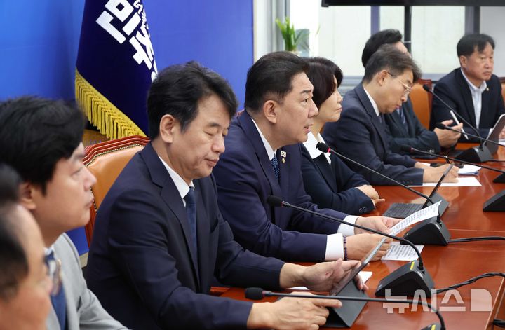 [서울=뉴시스] 조성봉 기자 = 김병기 더불어민주당 원내대표가 30일 오전 서울 여의도 국회에서 열린 원내대책회의에서 발언을 하고 있다. 2025.09.30. suncho21@newsis.com