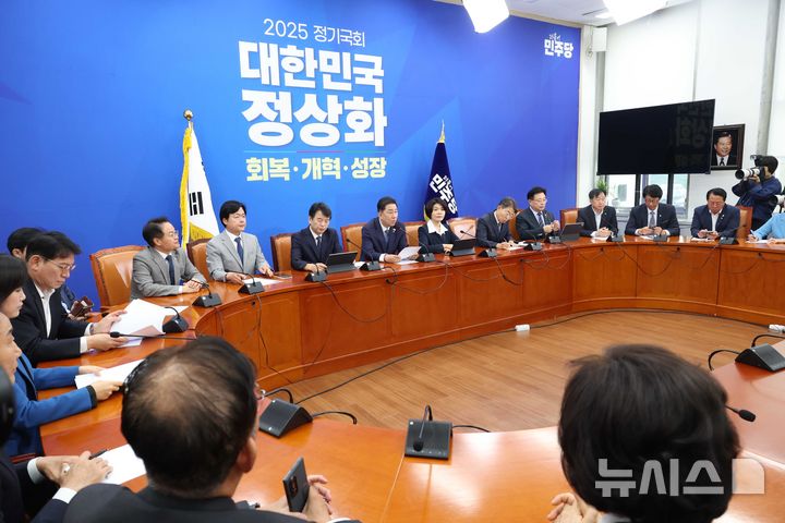 [서울=뉴시스] 조성봉 기자 = 김병기 더불어민주당 원내대표가 30일 오전 서울 여의도 국회에서 열린 원내대책회의에서 발언을 하고 있다. 2025.09.30. suncho21@newsis.com