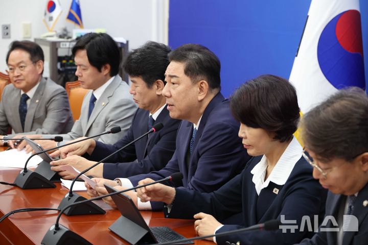 [서울=뉴시스] 조성봉 기자 = 김병기 더불어민주당 원내대표가 30일 오전 서울 여의도 국회에서 열린 원내대책회의에서 발언을 하고 있다. 2025.09.30. suncho21@newsis.com