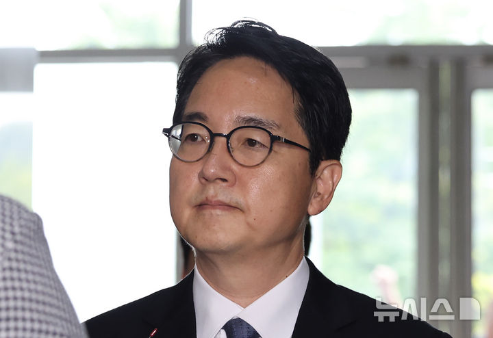 [서울=뉴시스] 홍효식 기자 = 심우정 전 검찰총장(전 법무부 차관)이 30일 오전 서울 서초구 순직해병 특검 사무실에 피의자 소환 조사를 받기 위해 출석하고 있다. 심 전 총장은 법무부 차관으로 있던 작년 3월 이종섭 전 국방부 장관의 호주대사 임명과 출국금지 해제, 출국 등 일련의 과정에 관여한 혐의를 받는다. 2025.09.30. yesphoto@newsis.com