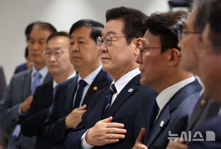 [서울=뉴시스] 고범준 기자 = 이재명 대통령이 30일 서울 용산 대통령실 청사에서 열린 제44회 국무회의에서 국민의례를 하고 있다. (대통령실통신사진기자단) 2025.09.30. bjko@newsis.com