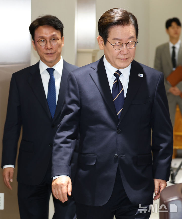 [서울=뉴시스] 고범준 기자 = 이재명 대통령이 30일 서울 용산 대통령실 청사에서 열린 제44회 국무회의에 입장하고 있다. (대통령실통신사진기자단) 2025.09.30. bjko@newsis.com