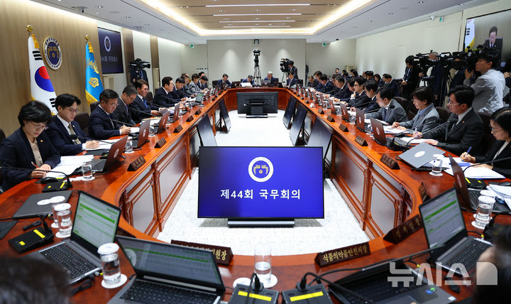[서울=뉴시스] 고범준 기자 = 이재명 대통령이 30일 서울 용산 대통령실 청사에서 열린 제44회 국무회의에서 발언하고 있다. (대통령실통신사진기자단) 2025.09.30. bjko@newsis.com