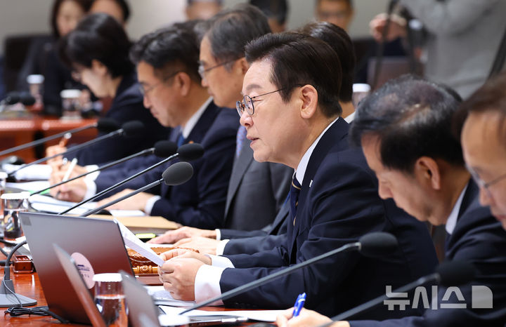 [서울=뉴시스] 고범준 기자 = 이재명 대통령이 30일 서울 용산 대통령실 청사에서 열린 제44회 국무회의에서 발언하고 있다. (대통령실통신사진기자단) 2025.09.30. bjko@newsis.com