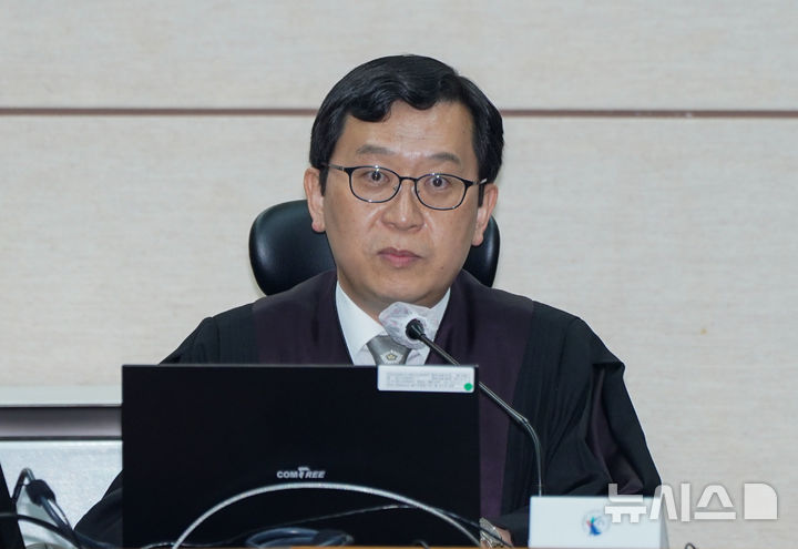[서울=뉴시스] 사진공동취재단 = 한덕수 전 국무총리의 '내란 우두머리 방조 혐의' 첫 공판이 열린 지난 9월30일 서울 서초구 서울중앙지법에서 이진관 부장판사가 발언하고 있다. 2025.09.30. photo@newsis.com