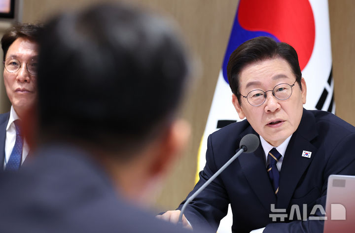 [서울=뉴시스] 고범준 기자 = 이재명 대통령이 30일 서울 용산 대통령실 청사에서 열린 제44회 국무회의에서 정성호 법무부 장관에게 질의하고 있다. (대통령실통신사진기자단) 2025.09.30. bjko@newsis.com