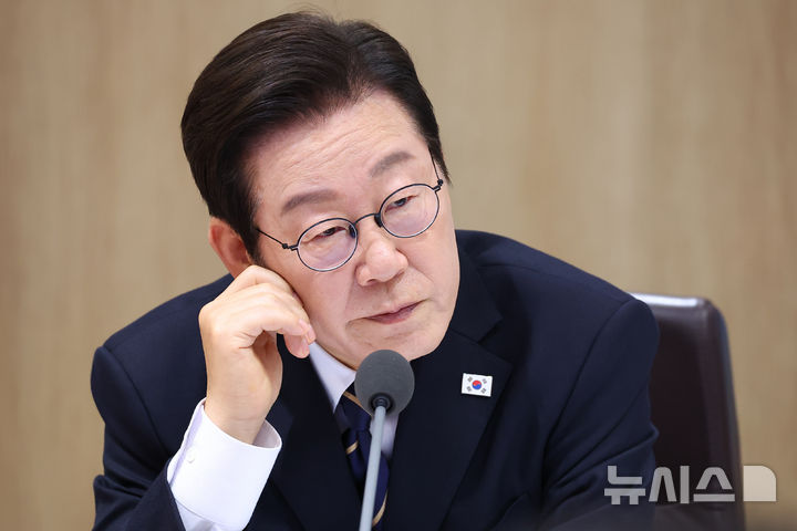 [서울=뉴시스] 고범준 기자 = 이재명 대통령이 30일 서울 용산 대통령실 청사에서 열린 제44회 국무회의에서 정성호 법무부 장관에게 질의하고 있다. (대통령실통신사진기자단) 2025.09.30. bjko@newsis.com