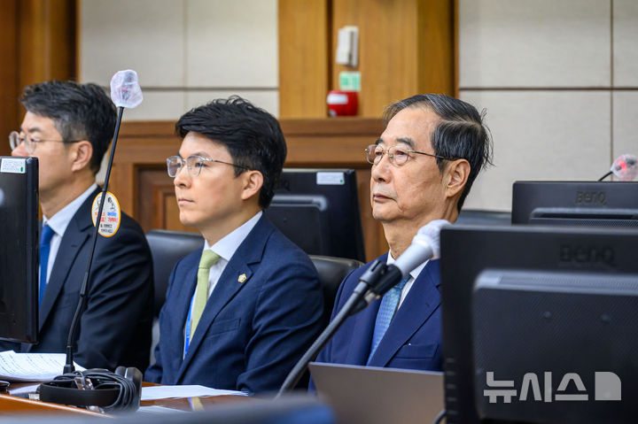 [서울=뉴시스] 사진공동취재단 = 내란 우두머리 방조 혐의를 받는 한덕수 전 국무총리가 지난달 30일 오전 서울 서초동 중앙지법에서 열린 첫 재판에 출석하고 있다. 2025.09.30. photo@newsis.com