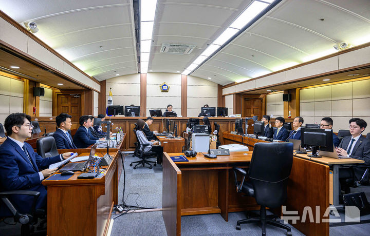 [서울=뉴시스] 사진공동취재단 = 이진관 부장판사가 30일 서울 서초구 서울중앙지법에서 열린 한덕수 전 국무총리 내란 우두머리 방조 및 위증 등 혐의 사건 첫 재판을 심리하고 있다. 2025.09.30. photo@newsis.com