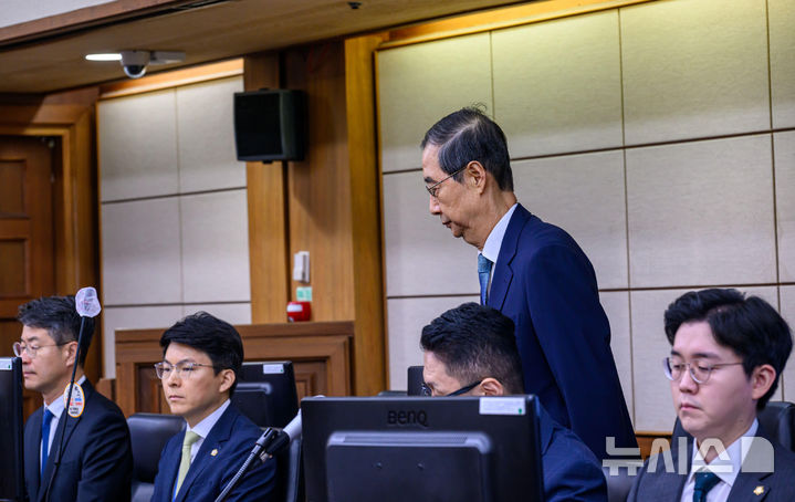 [서울=뉴시스] 사진공동취재단 = 내란 우두머리 방조 혐의를 받는 한덕수 전 국무총리가 30일 오전 서울 서초동 중앙지법에서 열린 첫 재판에 출석하고 있다. 2025.09.30. photo@newsis.com