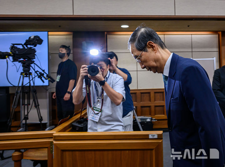 [서울=뉴시스] 사진공동취재단 = 내란 우두머리 방조 혐의를 받는 한덕수 전 국무총리가 30일 오전 서울 서초동 중앙지법에서 열린 첫 재판에 출석하고 있다. 2025.09.30. photo@newsis.com