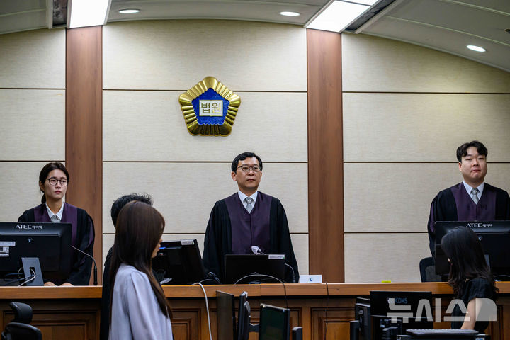 [서울=뉴시스] 사진공동취재단 = 이진관 부장판사가 30일 서울 서초구 서울중앙지법에서 열린 한덕수 전 국무총리 내란 우두머리 방조 및 위증 등 혐의 사건 첫 재판을 심리하고 있다. 2025.09.30. photo@newsis.com