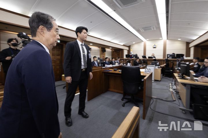 [서울=뉴시스] 사진공동취재단 = 내란 우두머리 방조 혐의를 받는 한덕수 전 국무총리가 30일 오전 서울 서초동 중앙지법에서 열린 첫 재판에 참석하고 있다. 2025.09.30. photo@newsis.com