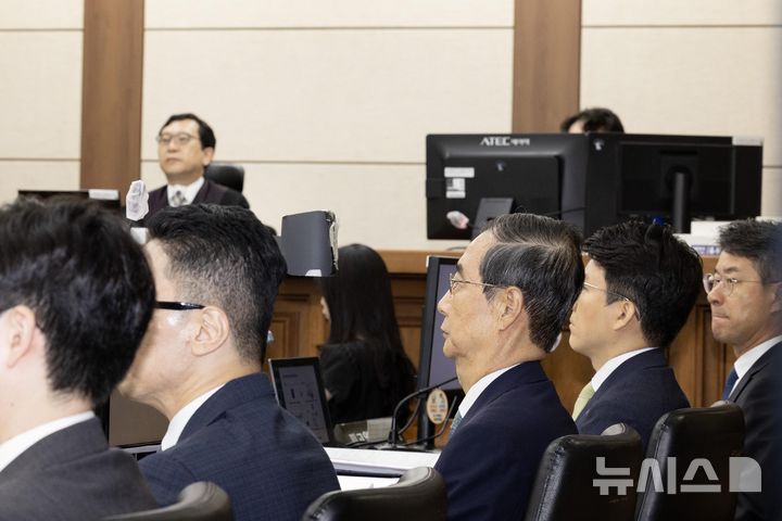 [서울=뉴시스] 사진공동취재단 = 내란 우두머리 방조 혐의를 받는 한덕수 전 국무총리가 30일 오전 서울 서초동 중앙지법에서 열린 첫 재판에 참석하고 있다. 2025.09.30. photo@newsis.com