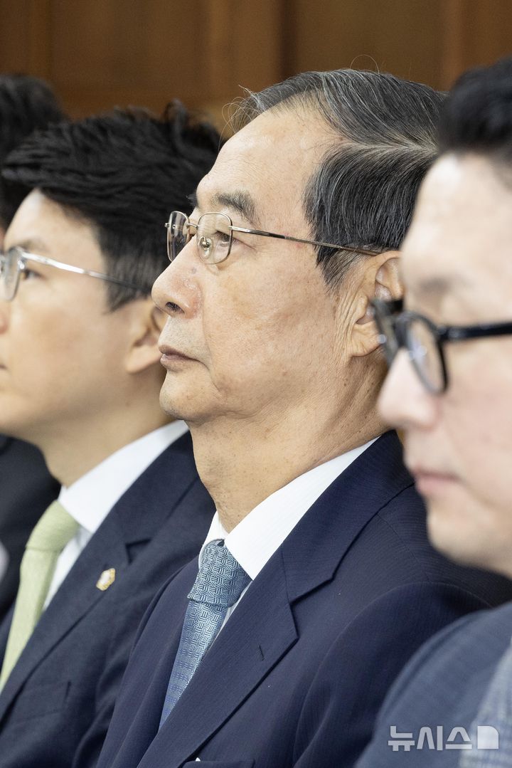 [서울=뉴시스] 사진공동취재단 = 내란 우두머리 방조 혐의를 받는 한덕수 전 국무총리가 지난달 30일 오전 서울 서초동 중앙지법에서 열린 첫 재판에 참석하고 있다. 2025.09.30. photo@newsis.com