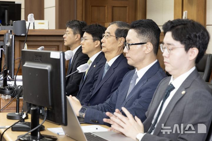 [서울=뉴시스] 사진공동취재단 = 내란 우두머리 방조 혐의를 받는 한덕수 전 국무총리가 30일 오전 서울 서초동 중앙지법에서 열린 첫 재판에 참석하고 있다. 2025.09.30. photo@newsis.com