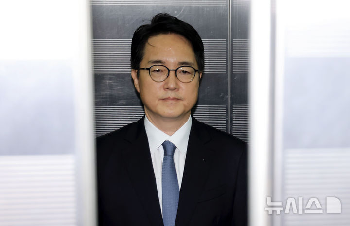 [서울=뉴시스] 홍효식 기자 =12·3 비상계엄 관련 내란·외환 혐의를 수사하는 특별검사팀이 11일 심우정 전 검찰총장을 피고발인 신분으로 소환했다. 사진은 심 전 총장이 9월 30일 오전 서울 서초구 순직해병 특검 사무실에 피의자 소환 조사를 받기 위해 출석하는 모습. 2025.09.30. yesphoto@newsis.com