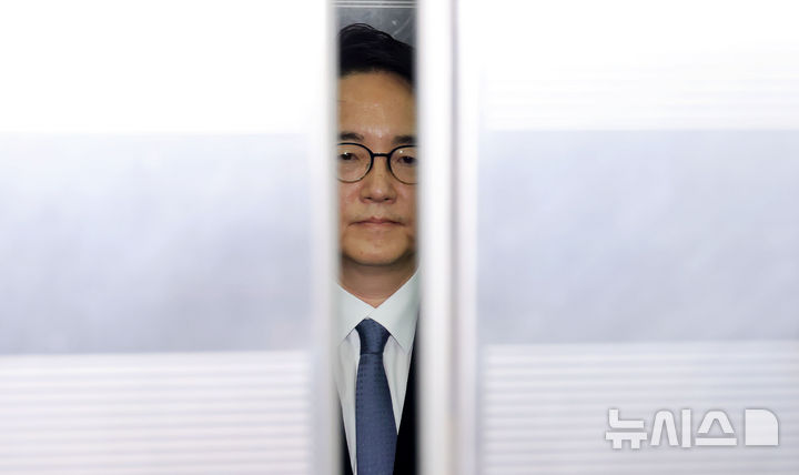 [서울=뉴시스] 홍효식 기자 = 심우정 전 검찰총장(전 법무부 차관)이 30일 오전 서울 서초구 순직해병 특검 사무실에 피의자 소환 조사를 받기 위해 출석하고 있다.심 전 총장은 법무부 차관으로 있던 작년 3월 이종섭 전 국방부 장관의 호주대사 임명과 출국금지 해제, 출국 등 일련의 과정에 관여한 혐의를 받는다. 2025.09.30. yesphoto@newsis.com