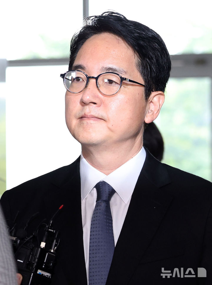 [서울=뉴시스] 홍효식 기자 = 심우정 전 검찰총장(전 법무부 차관)이 30일 오전 서울 서초구 순직해병 특검 사무실에 피의자 소환 조사를 받기 위해 출석하고 있다.심 전 총장은 법무부 차관으로 있던 작년 3월 이종섭 전 국방부 장관의 호주대사 임명과 출국금지 해제, 출국 등 일련의 과정에 관여한 혐의를 받는다. 2025.09.30. yesphoto@newsis.com