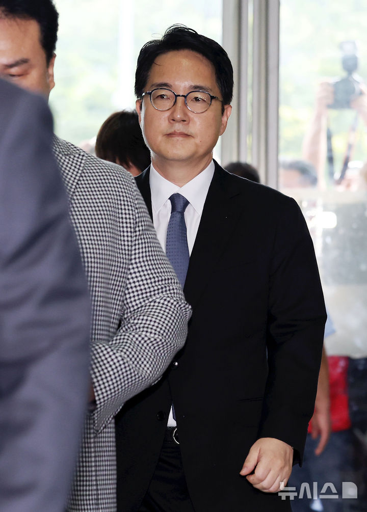 [서울=뉴시스] 홍효식 기자 = 심우정 전 검찰총장(전 법무부 차관)이 30일 오전 서울 서초구 순직해병 특검 사무실에 피의자 소환 조사를 받기 위해 출석하고 있다.심 전 총장은 법무부 차관으로 있던 작년 3월 이종섭 전 국방부 장관의 호주대사 임명과 출국금지 해제, 출국 등 일련의 과정에 관여한 혐의를 받는다. 2025.09.30. yesphoto@newsis.com