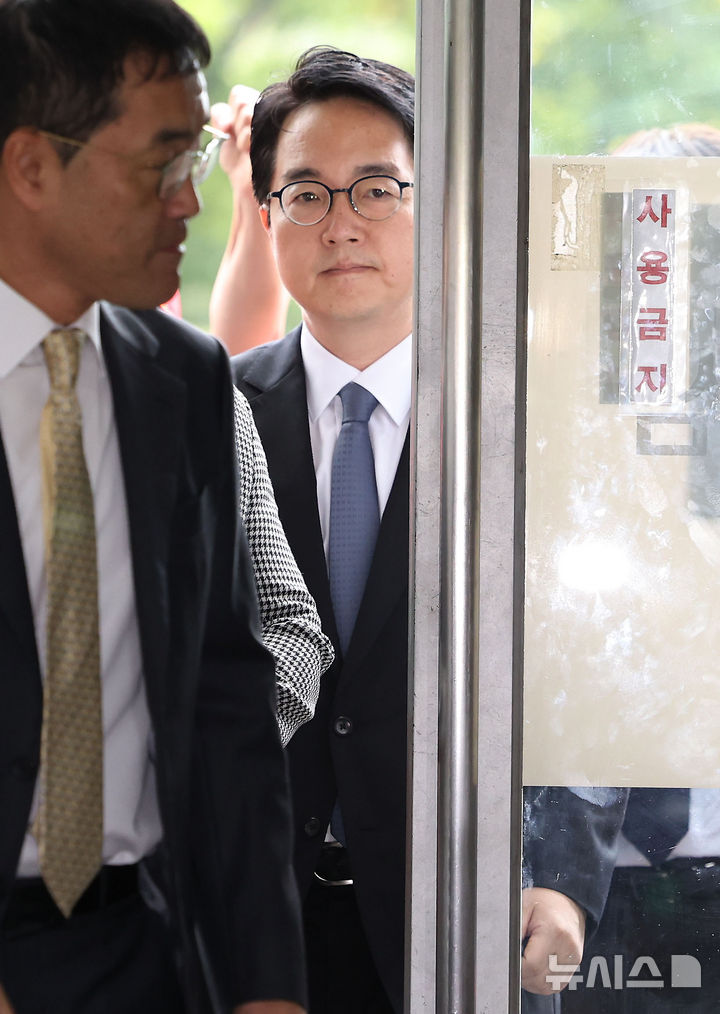 [서울=뉴시스] 홍효식 기자 = 심우정 전 검찰총장(전 법무부 차관)이 30일 오전 서울 서초구 순직해병 특검 사무실에 피의자 소환 조사를 받기 위해 출석하고 있다.심 전 총장은 법무부 차관으로 있던 작년 3월 이종섭 전 국방부 장관의 호주대사 임명과 출국금지 해제, 출국 등 일련의 과정에 관여한 혐의를 받는다. 2025.09.30. yesphoto@newsis.com