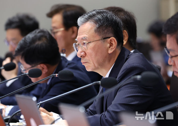 [서울=뉴시스] 고범준 기자 = 정성호 법무부 장관이 지난 9월 30일 서울 용산 대통령실 청사에서 열린 제44회 국무회의에 참석하고 있다. (대통령실통신사진기자단) 2025.09.30. bjko@newsis.com