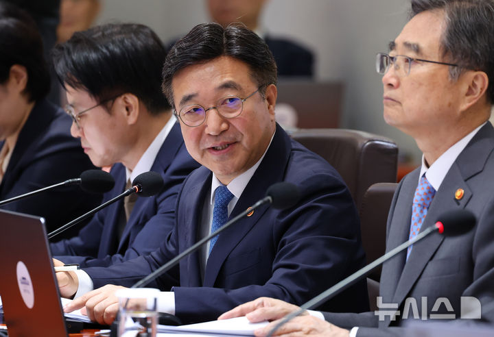 [서울=뉴시스] 고범준 기자 = 윤호중 행정안전부 장관이 30일 서울 용산 대통령실 청사에서 열린 제44회 국무회의에서 발언하고 있다. (대통령실통신사진기자단) 2025.09.30. bjko@newsis.com