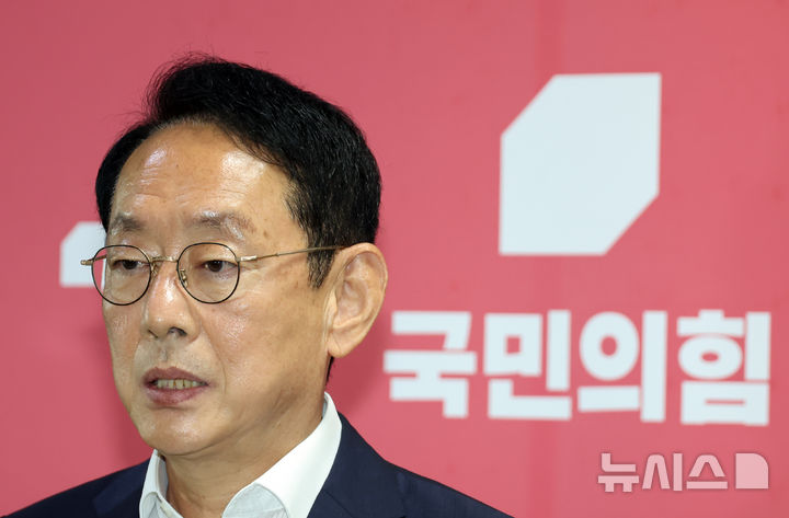[서울=뉴시스] 고승민 기자 = 김도읍 국민의힘 정책위의장이 30일 서울 여의도 국회에서 현안 관련 백브리핑을 하고 있다. 2025.09.30. kkssmm99@newsis.com