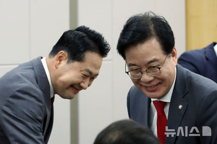 [서울=뉴시스] 고승민 기자 = 장동혁 국민의힘 대표와 송언석 원내대표가 30일 서울 여의도 국회 의원회관에서 열린 대한민국 북극항로 전략 정책 세미나에서 인사하고 있다. 2025.09.30. kkssmm99@newsis.com