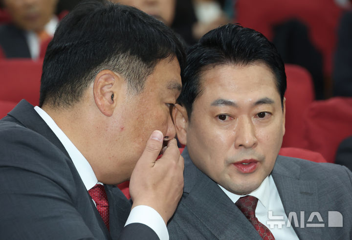 [서울=뉴시스] 고승민 기자 = 장동혁 국민의힘 대표와 정희용 사무총장이 30일 서울 여의도 국회 의원회관에서 열린 원화 스테이블코인 도입 토론회에서 대화하고 있다. 2025.09.30. kkssmm99@newsis.com