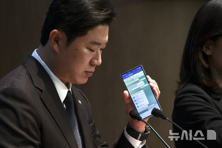 [서울=뉴시스] 김명년 기자 = 진종오 국민의힘 의원이 30일 오전 서울 여의도 국회 소통관에서 '민주당의 종교단체 신도 3천명 경선 활용 시도 의혹 제기 기자회견'에서 녹취록을 재생하고 있다. 2025.09.30. kmn@newsis.com