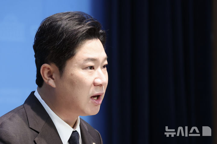 [서울=뉴시스] 김명년 기자 = 진종오 국민의힘 의원이 30일 오전 서울 여의도 국회 소통관에서 기자회견을 열고 '민주당의 종교단체 신도 3천명 경선 활용 시도 의혹'을 제기하고 있다. 2025.09.30. kmn@newsis.com