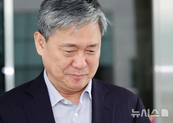 [서울=뉴시스] 김진아 기자 = 부실 드라마 제작사를 고가에 인수해 회사에 300억이 넘는 손해를 입힌 혐의를 받는 김성수 전 카카오엔터테인먼트 대표가 30일 서울 양천구 서울남부지방법원에서 열린 선고기일에서 무죄를 선고받은 뒤 법원을 나서고 있다. 2025.09.30. bluesoda@newsis.com