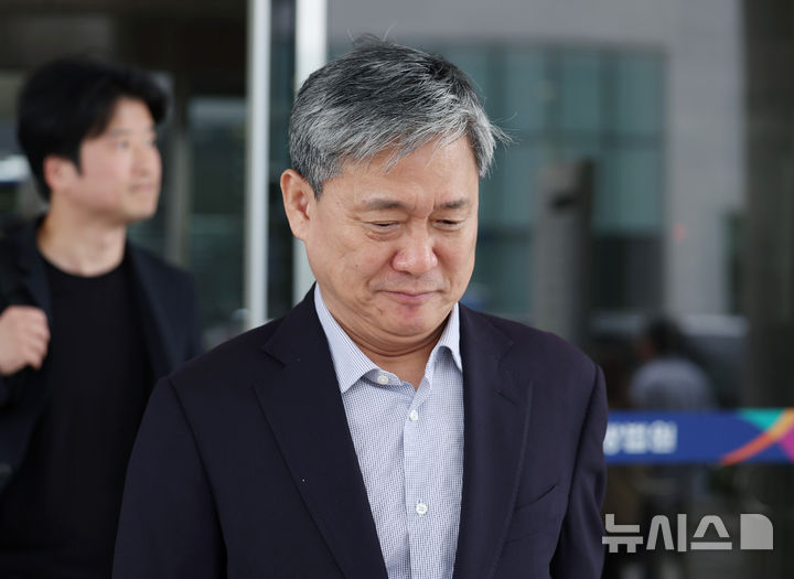 [서울=뉴시스] 김진아 기자 = 부실 드라마 제작사를 고가에 인수해 회사에 300억이 넘는 손해를 입힌 혐의를 받는 김성수 전 카카오엔터테인먼트 대표가 지난 9월 서울 양천구 서울남부지방법원에서 열린 선고기일에서 무죄를 선고받은 뒤 법원을 나서고 있다. 2025.09.30. bluesoda@newsis.com