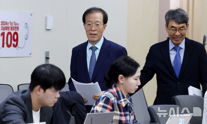 [서울=뉴시스] 추상철 기자 = 이석연 국민통합위원회 위원장이 30일 오전 서울 종로구 정부서울청사에서 열린 기자간담회에 참석하고 있다. 2025.09.30. scchoo@newsis.com