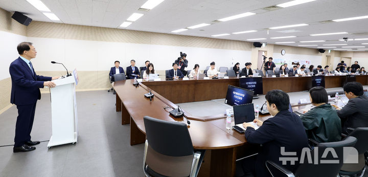 [서울=뉴시스] 추상철 기자 = 이석연 국민통합위원회 위원장이 30일 오전 서울 종로구 정부서울청사에서 기자간담회를 하고 있다. 2025.09.30. scchoo@newsis.com