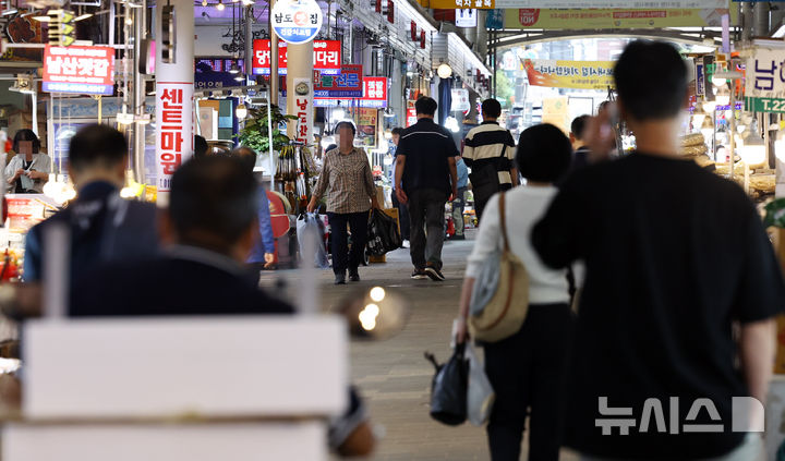 [서울=뉴시스] 최진석 기자 = 30일 서울 중구 중부시장에서 고객들이 장을 보고 있다. 2025.09.30. myjs@newsis.com