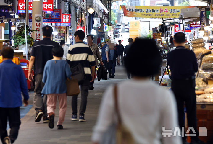 [서울=뉴시스] 최진석 기자 = 30일 서울 중구 중부시장에서 고객들이 장을 보고 있다. 2025.09.30. myjs@newsis.com