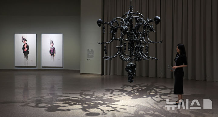 [과천=뉴시스] 박진희 기자 = 국립현대미술관은 30일 경기 국립현대미술관 과천에서 MMCA 해외 명작 소장품전 '수련과 샹들리에' 언론공개회를 갖고 중국 현대미술 작가 아이 웨이웨이((Ai Weiwei)의 작품 '검은 샹들리에'(오른쪽)와 쩡판즈(Zeng Fanzhi)의 '초상'을 선보이고 있다. 2025.09.30. pak7130@newsis.com