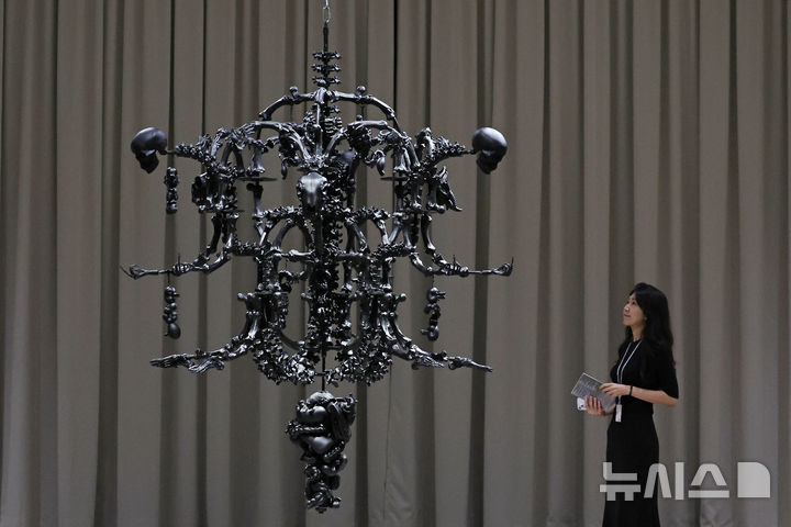 [과천=뉴시스] 박진희 기자 = 국립현대미술관은 30일 경기 국립현대미술관 과천에서 MMCA 해외 명작 소장품전 '수련과 샹들리에' 언론공개회를 갖고 중국 현대미술 작가 아이 웨이웨이((Ai Weiwei)의 작품 '검은 샹들리에'를 선보이고 있다. 2025.09.30. pak7130@newsis.com