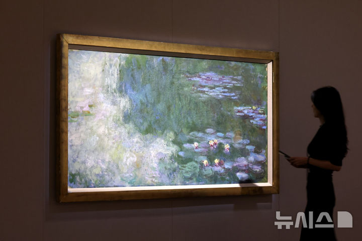 [과천=뉴시스] 박진희 기자 = 국립현대미술관은 30일 경기 국립현대미술관 과천에서 MMCA 해외 명작 소장품전 '수련과 샹들리에' 언론공개회를 갖고 프랑스 인상주의 대표 작가 클로드 모네(Claude Monet)의 작품 '수련이 있는 연못'을 선보이고 있다. 2025.09.30. pak7130@newsis.com