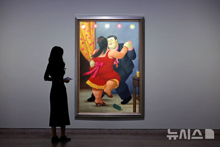 [과천=뉴시스] 박진희 기자 = 국립현대미술관은 30일 경기 국립현대미술관 과천에서 MMCA 해외 명작 소장품전 '수련과 샹들리에' 언론공개회를 갖고 콜롬비아 출신 작가 페르난도 보테로(Fernando Bothero)의 '춤추는 사람들'을 선보이고 있다. 2025.09.30. pak7130@newsis.com