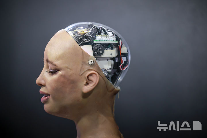 [서울=뉴시스] 정병혁 기자 = 지난 30일 서울 강남구 코엑스에서 열린 서울 스마트라이프 위크에 AI 휴머노이드 기반 로봇 '소피아'가 전시되어 있다. (사진은 기사 내용과 관련이 없습니다.) 2025.09.30. jhope@newsis.com