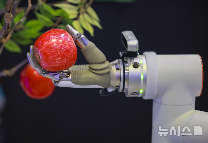 [서울=뉴시스] 정병혁 기자 = 30일 서울 강남구 코엑스에서 열린 서울 스마트라이프 위크에 농업 자동관리 수확 로봇 이브 클레버가 시연되고 있다. 2025.09.30. jhope@newsis.com