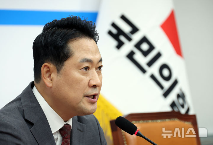 [서울=뉴시스] 고승민 기자 = 장동혁 국민의힘 대표가 30일 서울 여의도 국회에서 국정자원 화재로 인한 소상공인 피해 대책 마련 촉구 입장 발표를 하고 있다. 2025.09.30. kkssmm99@newsis.com