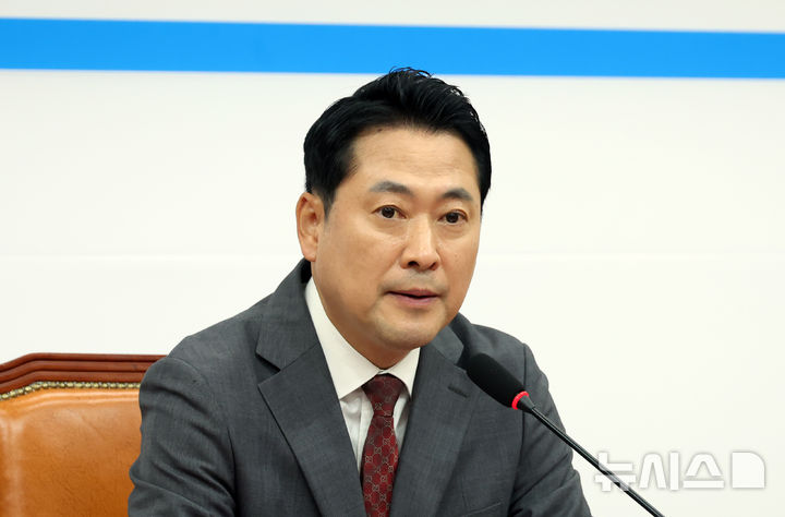 [서울=뉴시스] 고승민 기자 = 장동혁 국민의힘 대표가 30일 서울 여의도 국회에서 국정자원 화재로 인한 소상공인 피해 대책 마련 촉구 입장 발표를 하고 있다. 2025.09.30. kkssmm99@newsis.com