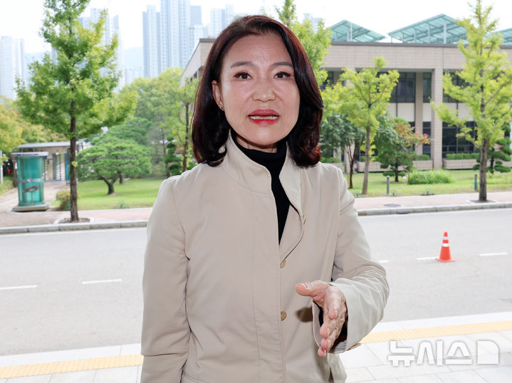 [과천=뉴시스] 이영환 기자 = 이진숙 방송통신위원장이 30일 오후 경기 과천시 방송통신위원회 청사로 출근하고 있다.지난 27일 국회 본회의에서 기존 방송통신위원회(방통위)를 폐지하고 방송미디어통신위원회(방미통위)를 설치하는 내용의 방미통위 설치법이 여당 주도로 통과했으며 이날 열린 국무회의에서 법안이 의결돼 방통위는 17년만에 역사속으로 사라지게 됐다. 이진숙 위원장은 임기종료에 따라 자동면직 된다. 2025.09.30. 20hwan@newsis.com