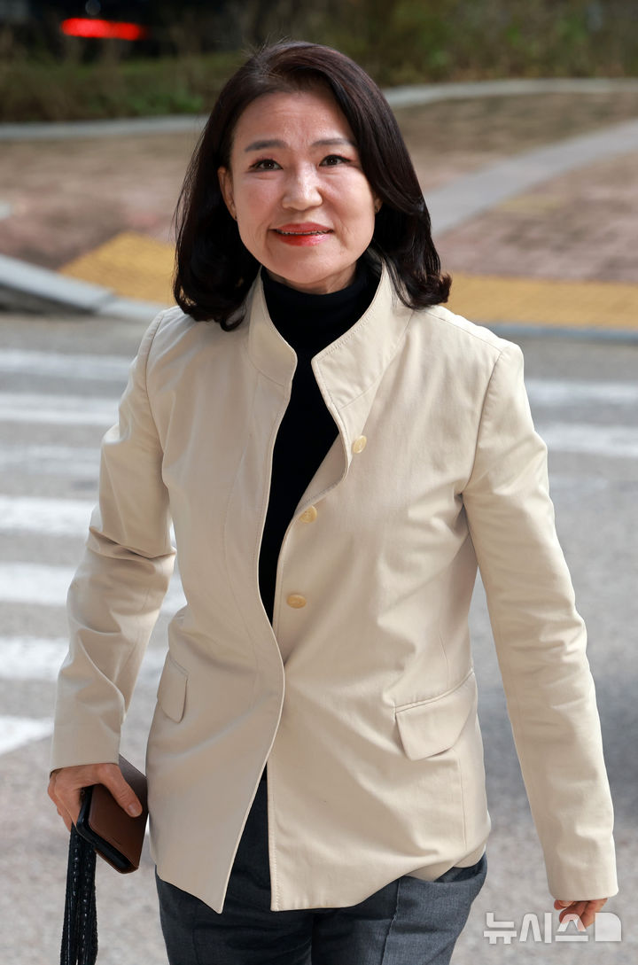 [과천=뉴시스] 이영환 기자 = 이진숙 방송통신위원장이 30일 오후 경기 과천시 방송통신위원회 청사로 출근하고 있다.지난 27일 국회 본회의에서 기존 방송통신위원회(방통위)를 폐지하고 방송미디어통신위원회(방미통위)를 설치하는 내용의 방미통위 설치법이 여당 주도로 통과했으며 이날 열린 국무회의에서 법안이 의결돼 방통위는 17년만에 역사속으로 사라지게 됐다. 이진숙 위원장은 임기종료에 따라 자동면직 된다. 2025.09.30. 20hwan@newsis.com