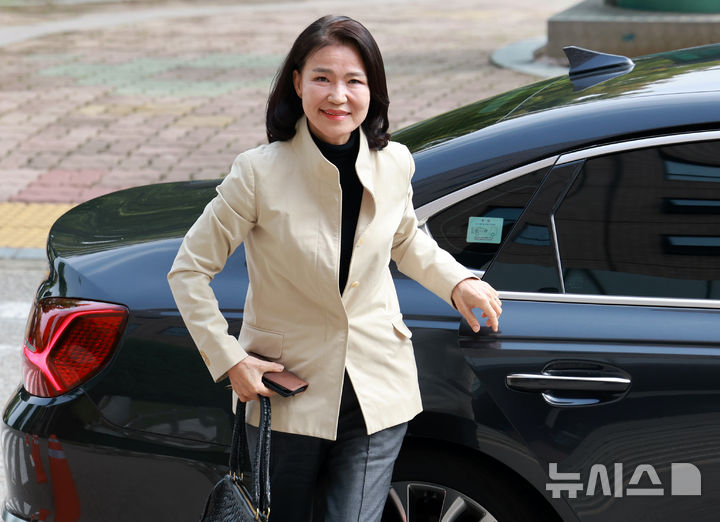 [과천=뉴시스] 이영환 기자 = 이진숙 방송통신위원장이 30일 오후 경기 과천시 방송통신위원회 청사로 출근하고 있다.지난 27일 국회 본회의에서 기존 방송통신위원회(방통위)를 폐지하고 방송미디어통신위원회(방미통위)를 설치하는 내용의 방미통위 설치법이 여당 주도로 통과했으며 이날 열린 국무회의에서 법안이 의결돼 방통위는 17년만에 역사속으로 사라지게 됐다. 이진숙 위원장은 임기종료에 따라 자동면직 된다. 2025.09.30. 20hwan@newsis.com