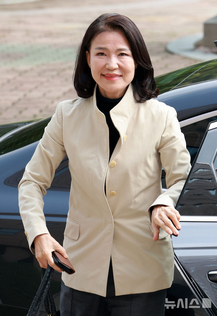 [과천=뉴시스] 이영환 기자 = 이진숙 방송통신위원장이 30일 오후 경기 과천시 방송통신위원회 청사로 출근하고 있다.지난 27일 국회 본회의에서 기존 방송통신위원회(방통위)를 폐지하고 방송미디어통신위원회(방미통위)를 설치하는 내용의 방미통위 설치법이 여당 주도로 통과했으며 이날 열린 국무회의에서 법안이 의결돼 방통위는 17년만에 역사속으로 사라지게 됐다. 이진숙 위원장은 임기종료에 따라 자동면직 된다. 2025.09.30. 20hwan@newsis.com